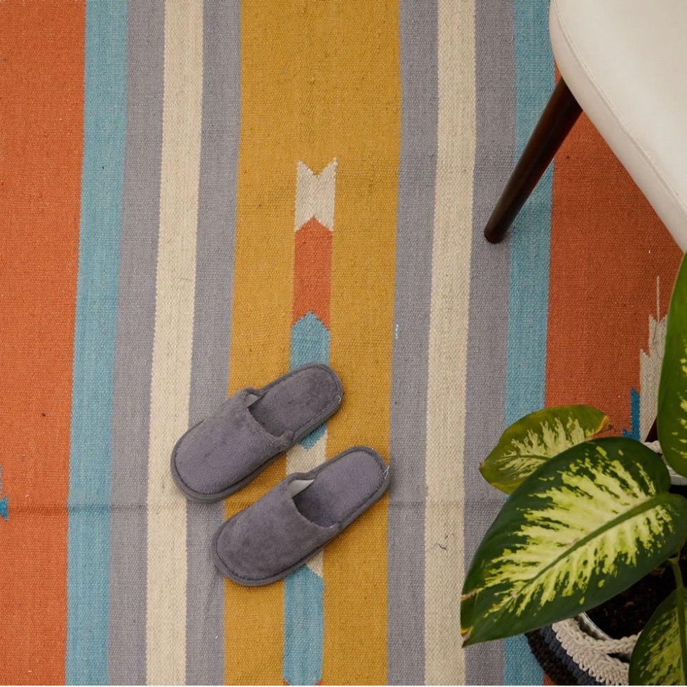 Indyjski dywan kilim w paski w stylu lat 90.