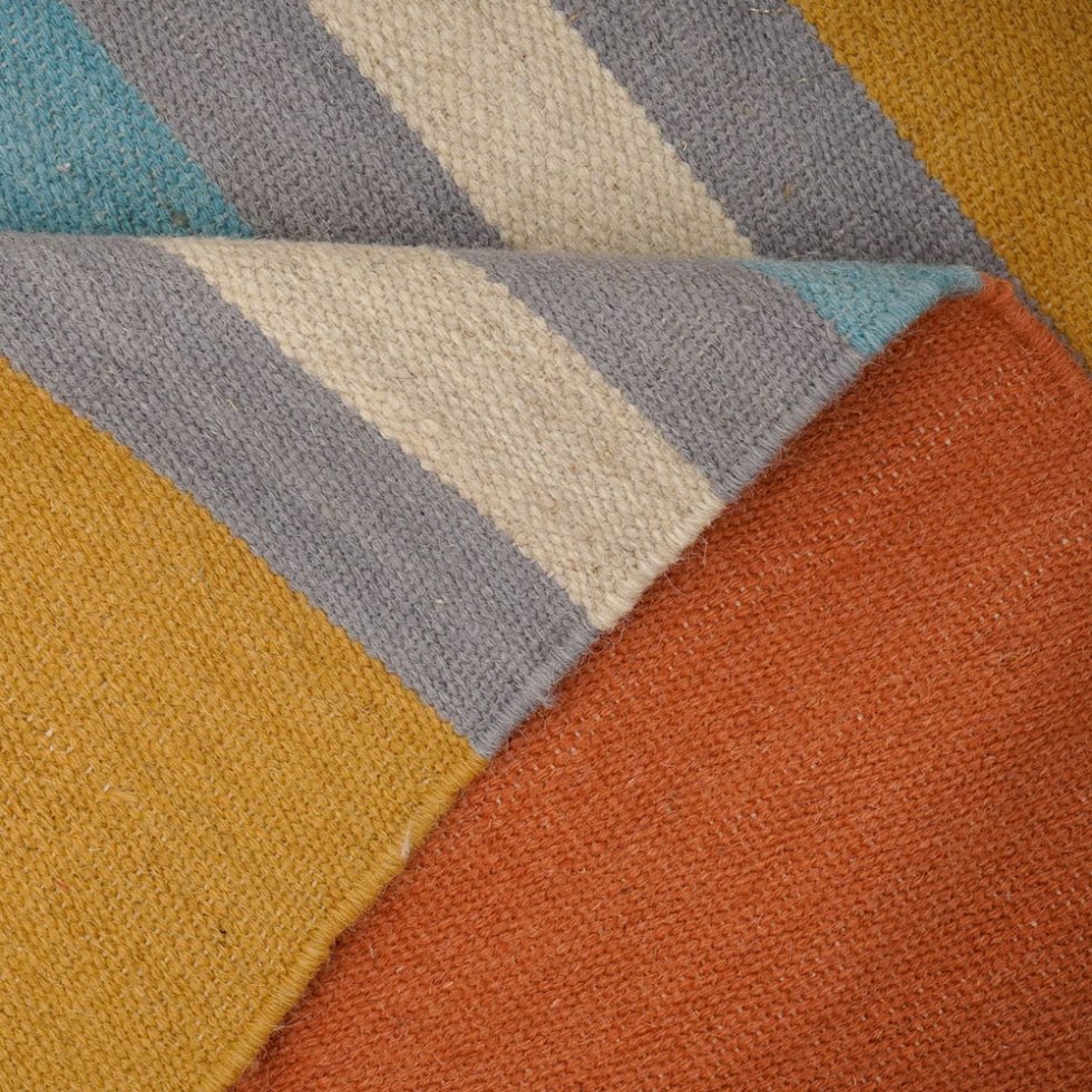 Indyjski dywan kilim w paski w stylu lat 90.