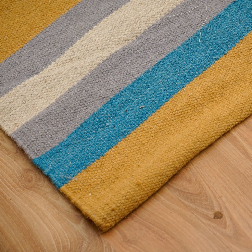 Indyjski dywan kilim w paski w stylu lat 90.