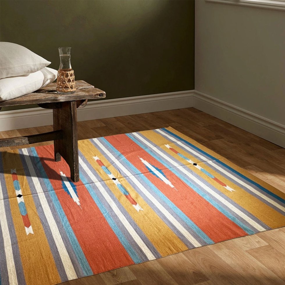 Indyjski dywan kilim w paski w stylu lat 90.
