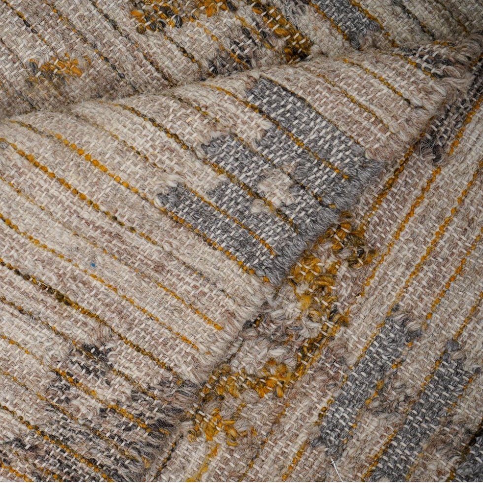 Beżowy dywan kilim w tureckim stylu