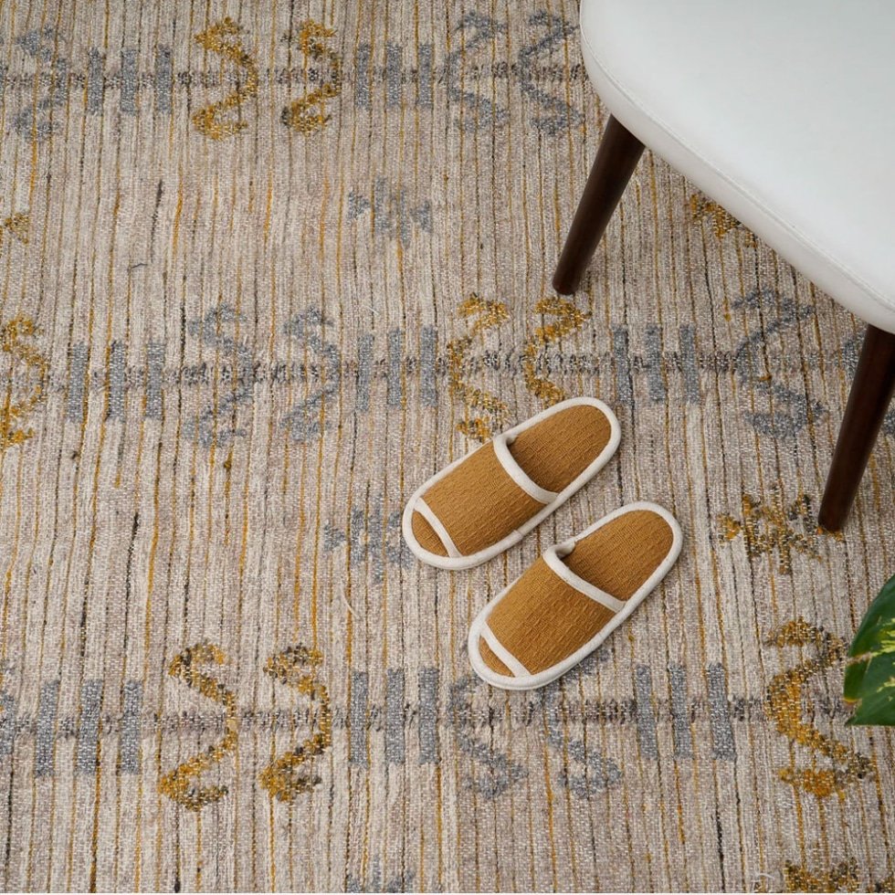 Beżowy dywan kilim w tureckim stylu