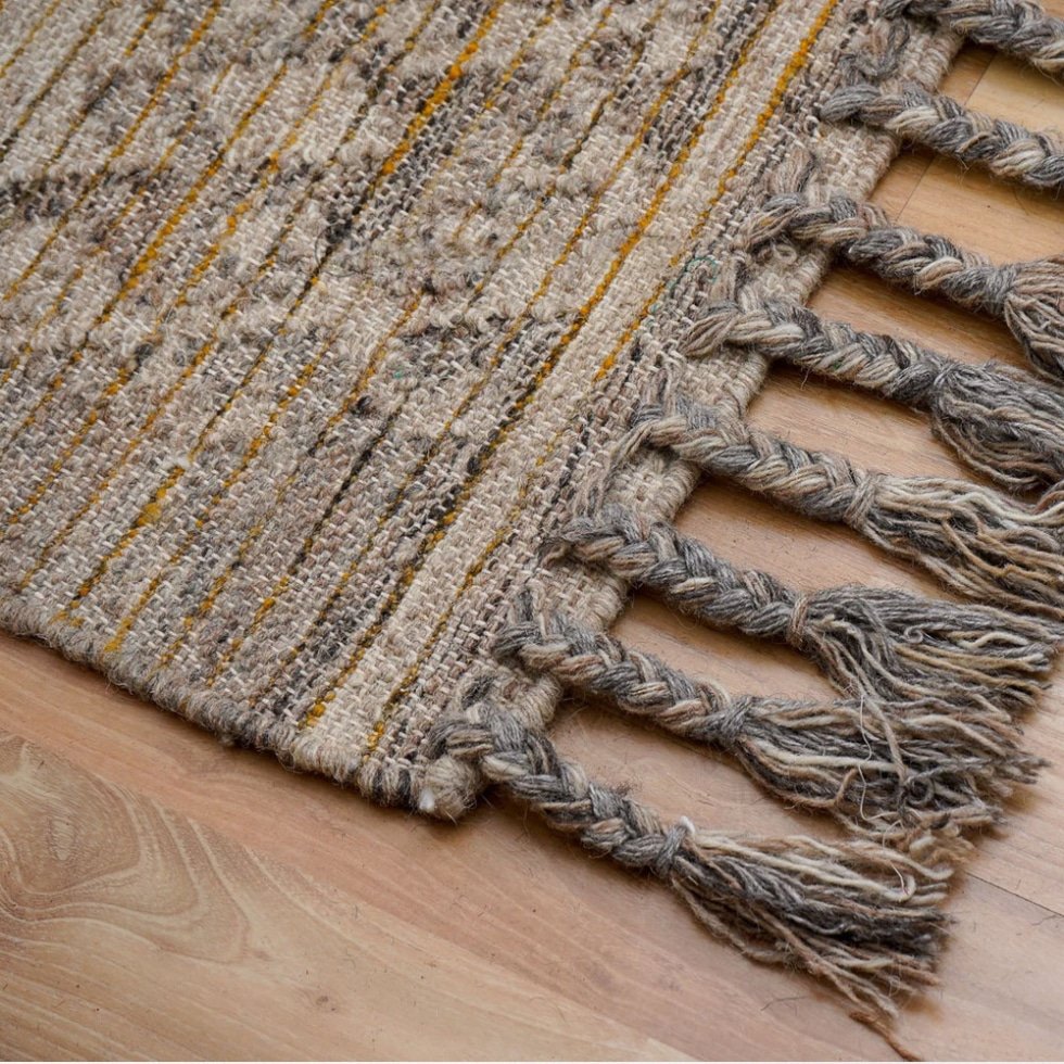 Beżowy dywan kilim w tureckim stylu