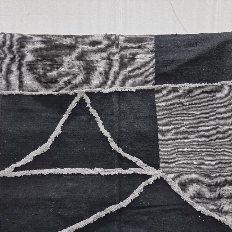Czarny marokański dywan kilim Zanafi