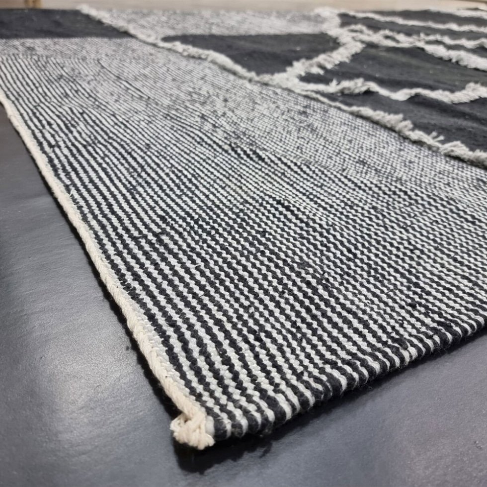 Czarny marokański dywan kilim Zanafi
