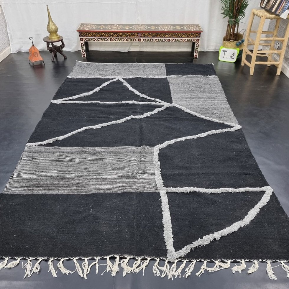 Czarny marokański dywan kilim Zanafi