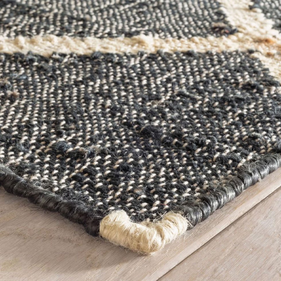 Dywan kilim w czarno-białe romby