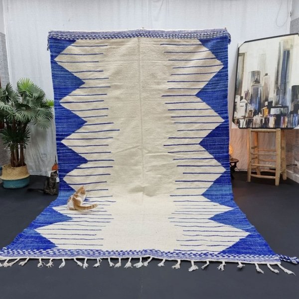 Niebiesko-biały berberyjski dywan kilim