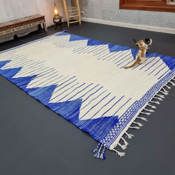 Niebiesko-biały berberyjski dywan kilim