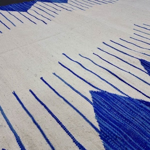 Niebiesko-biały berberyjski dywan kilim - obrazek 8