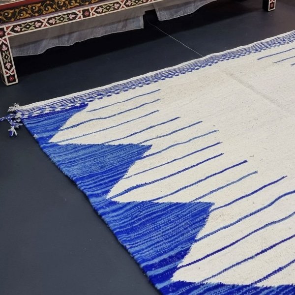 Niebiesko-biały berberyjski dywan kilim
