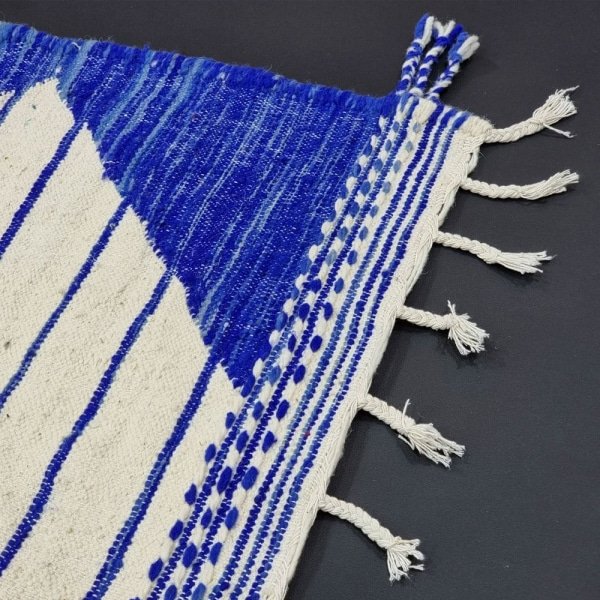 Niebiesko-biały berberyjski dywan kilim