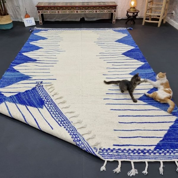 Niebiesko-biały berberyjski dywan kilim