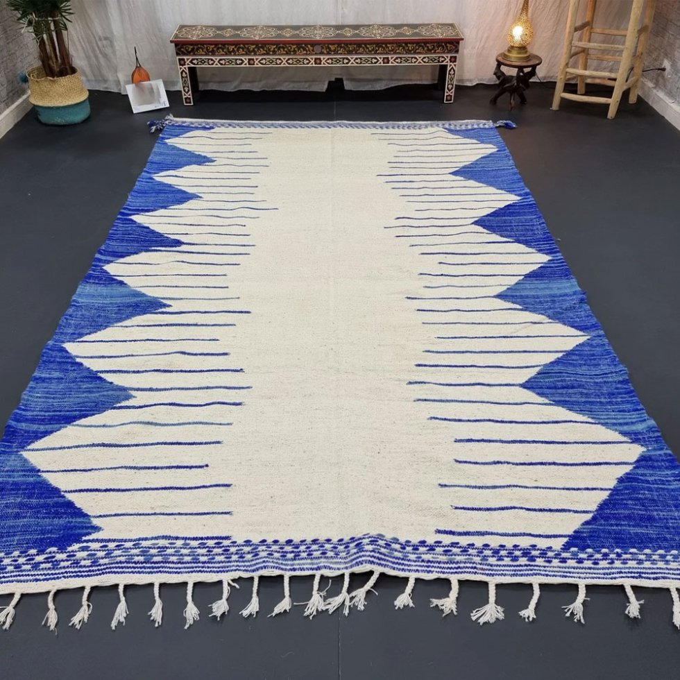 Niebiesko-biały berberyjski dywan kilim