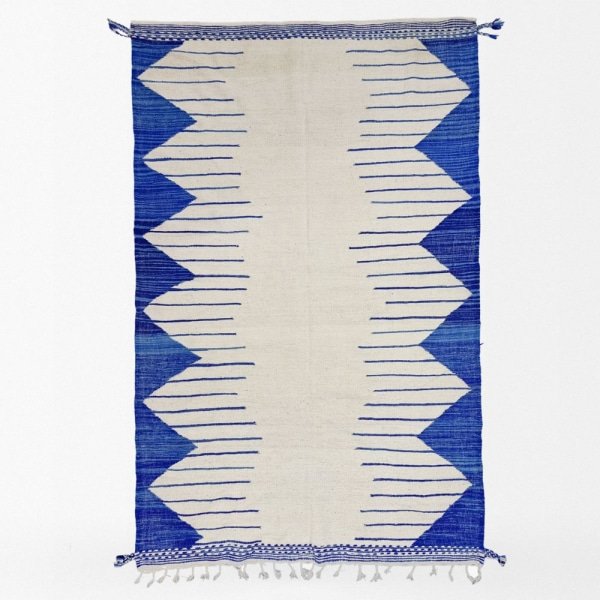 Niebiesko-biały berberyjski dywan kilim