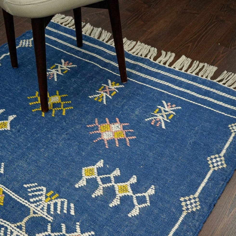 Niebieski dywan kilim w stylu azteckim