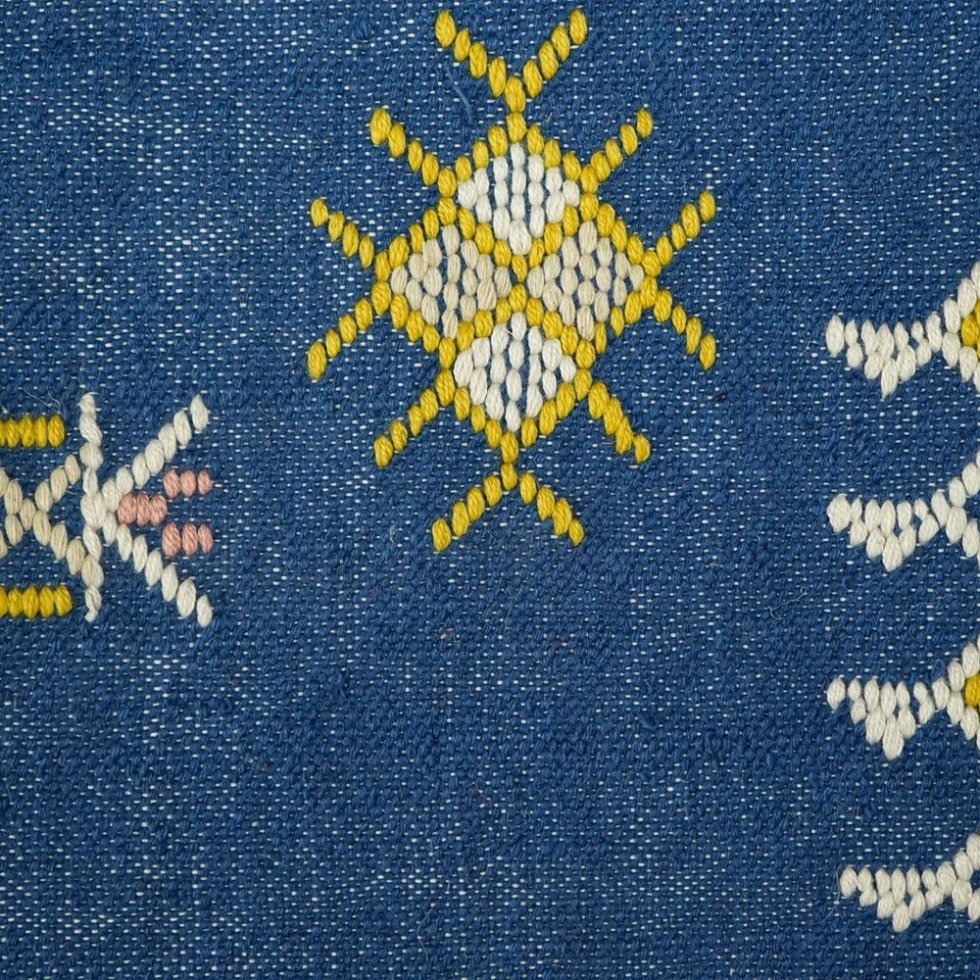 Niebieski dywan kilim w stylu azteckim