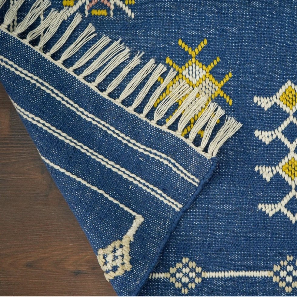 Niebieski dywan kilim w stylu azteckim