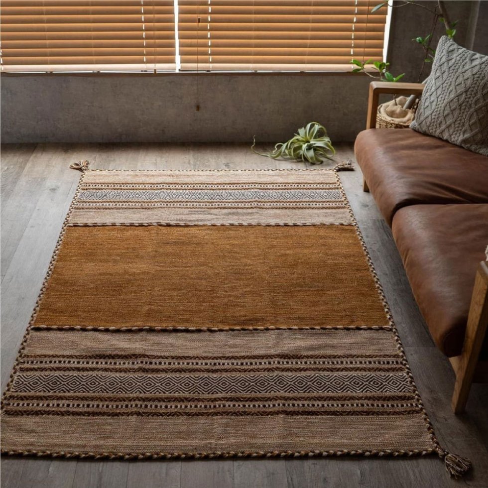 Brązowy indyjski dywan kilim