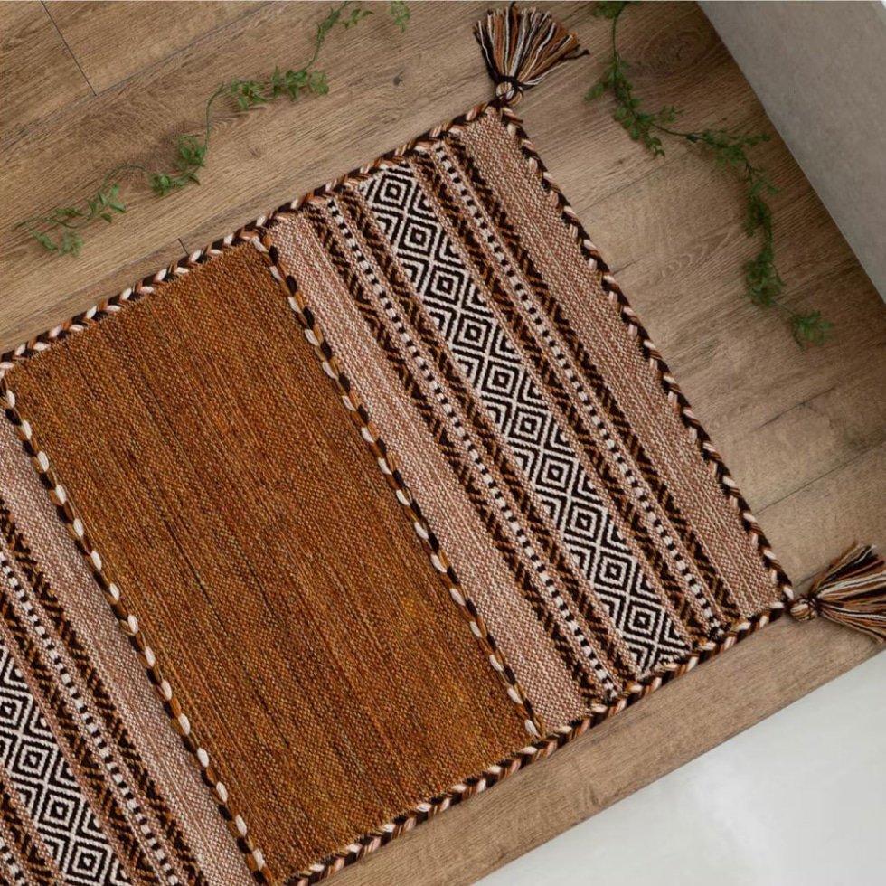 Brązowy indyjski dywan kilim