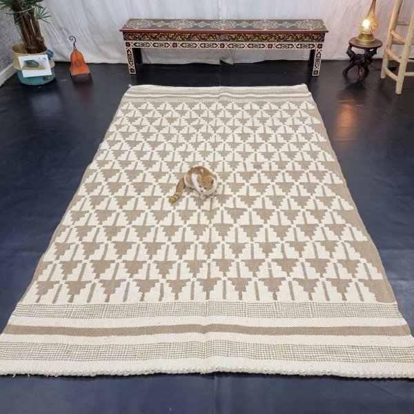 Kremowy marokański dywan kilim