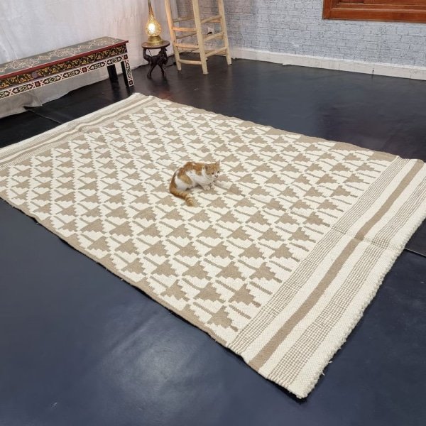 Kremowy marokański dywan kilim