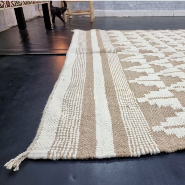 Kremowy marokański dywan kilim