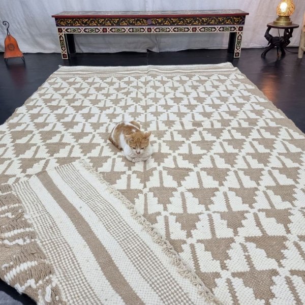 Kremowy marokański dywan kilim
