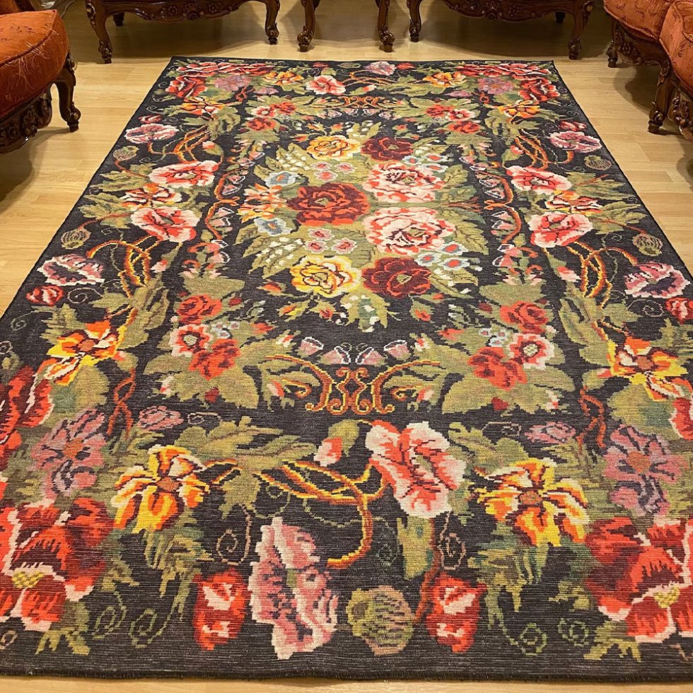 Zmywalny dywan w stylu kilim w kwiaty