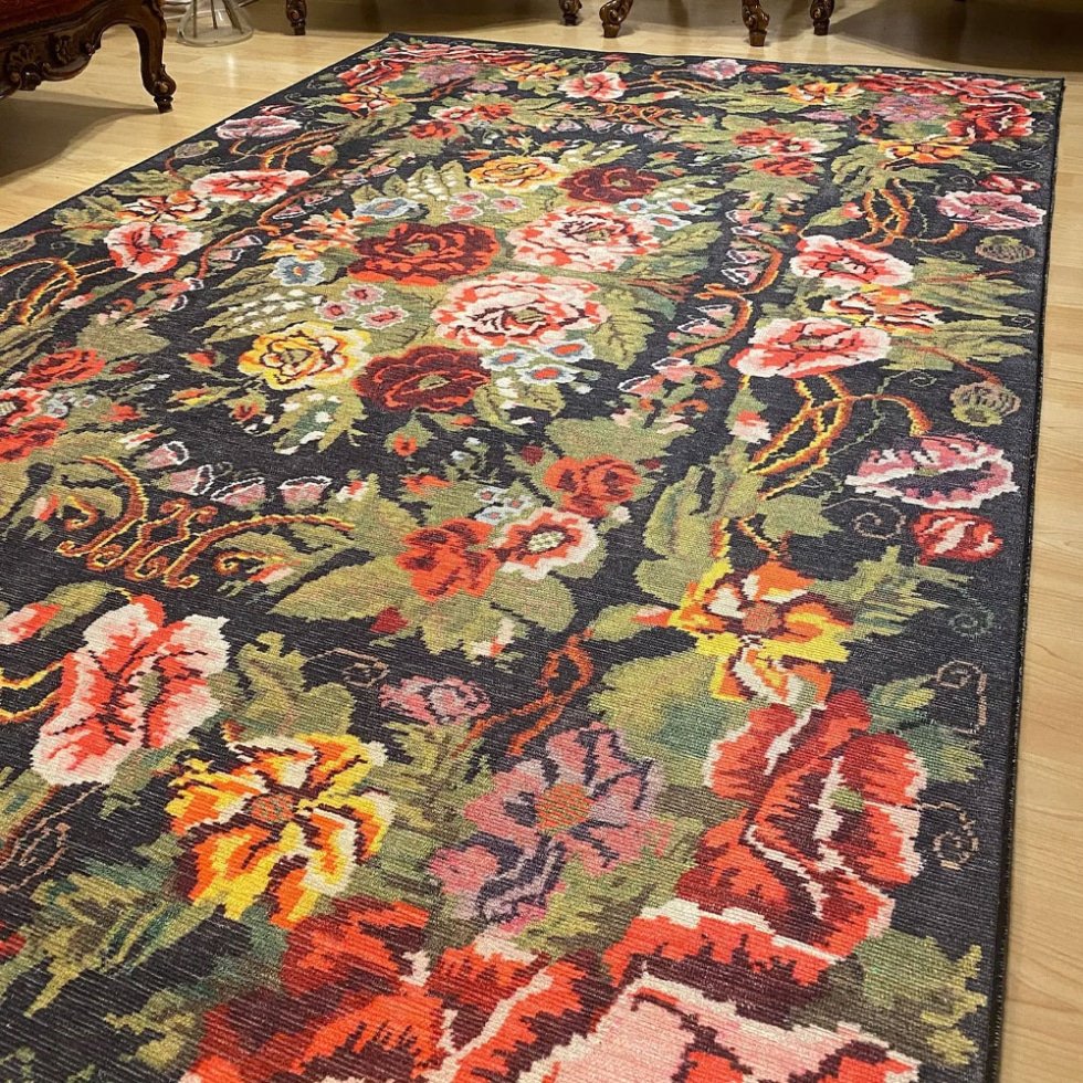 Zmywalny dywan w stylu kilim w kwiaty