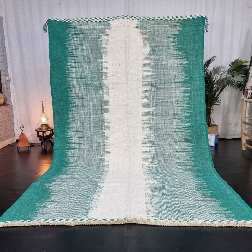 Zielony marokański dywan kilim w stylu vintage