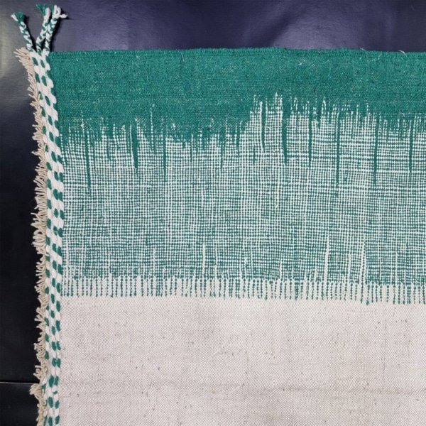 Zielony marokański dywan kilim w stylu vintage