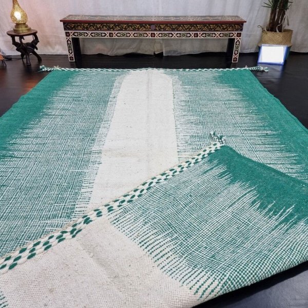 Zielony marokański dywan kilim w stylu vintage