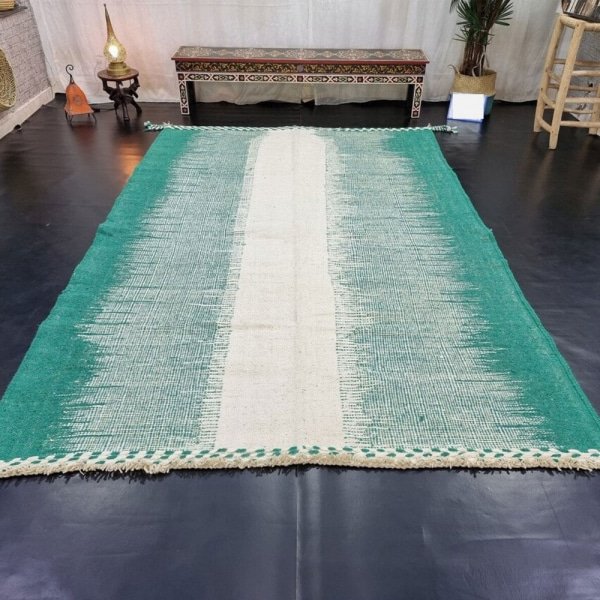 Zielony marokański dywan kilim w stylu vintage