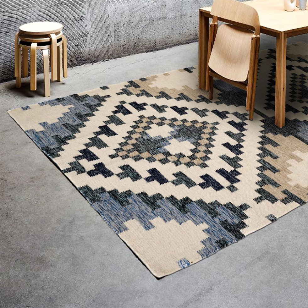 Niebiesko-beżowy dywan kilim w nowoczesnym stylu