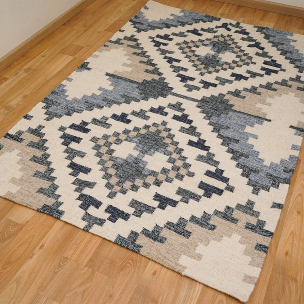 Niebiesko-beżowy dywan kilim w nowoczesnym stylu