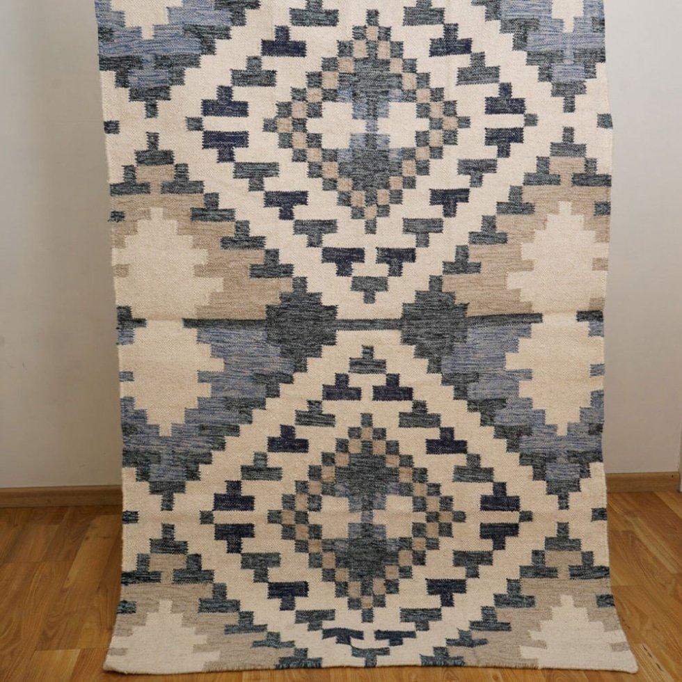 Niebiesko-beżowy dywan kilim w nowoczesnym stylu