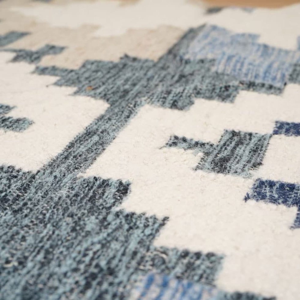 Niebiesko-beżowy dywan kilim w nowoczesnym stylu