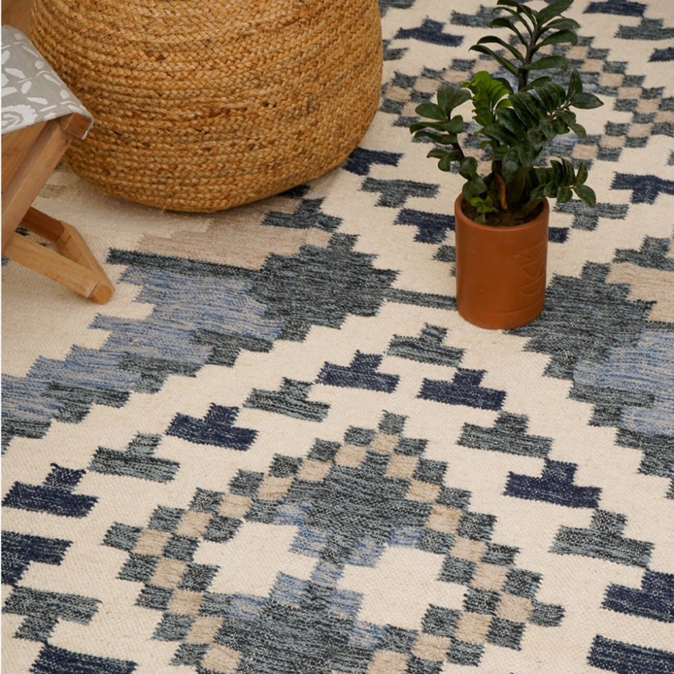 Niebiesko-beżowy dywan kilim w nowoczesnym stylu