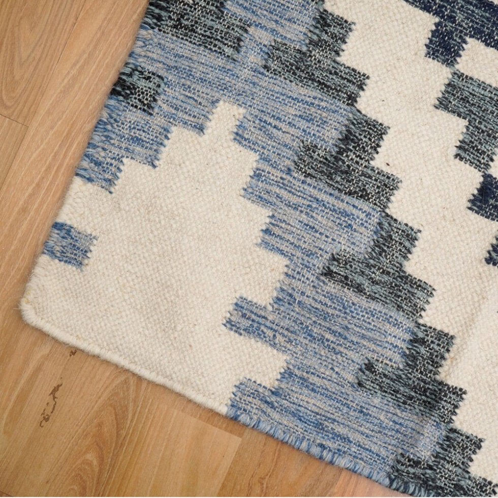 Niebiesko-beżowy dywan kilim w nowoczesnym stylu