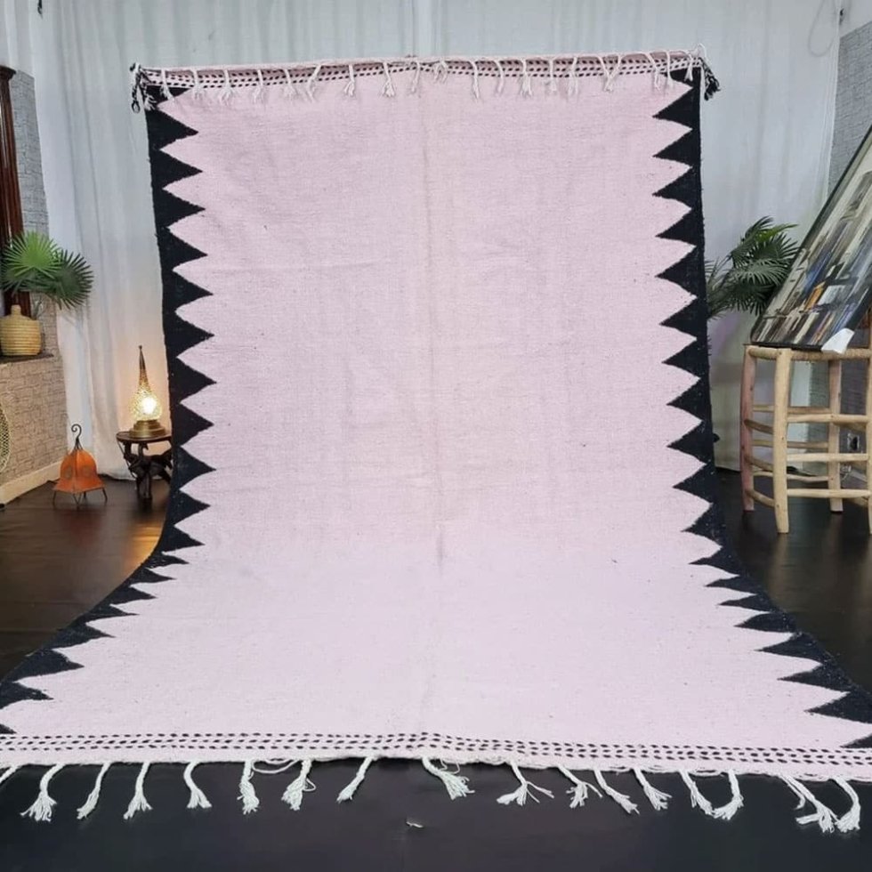 Neutralny marokański dywan kilim