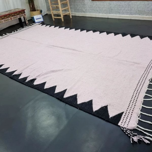 Neutralny marokański dywan kilim