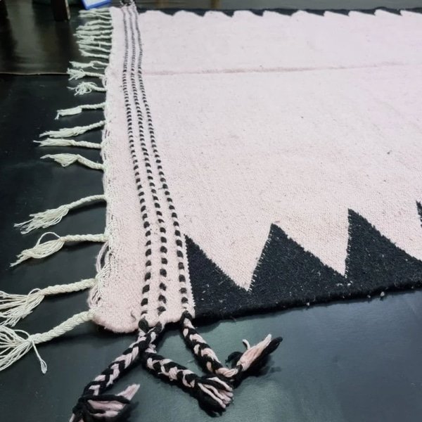 Neutralny marokański dywan kilim