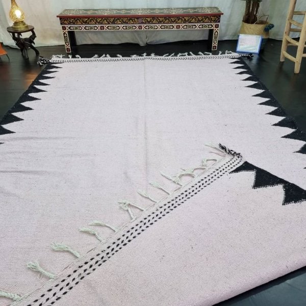 Neutralny marokański dywan kilim