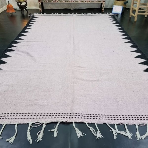Neutralny marokański dywan kilim