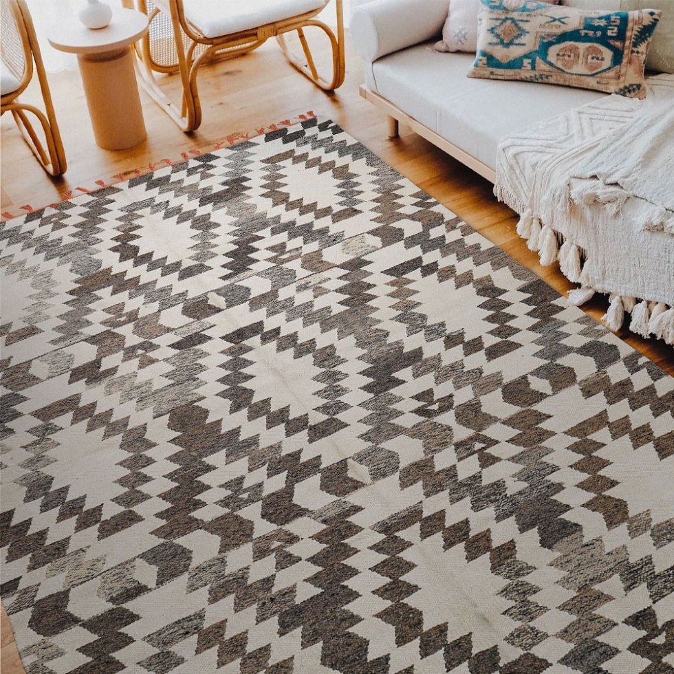 Neutralny szary dywan kilim