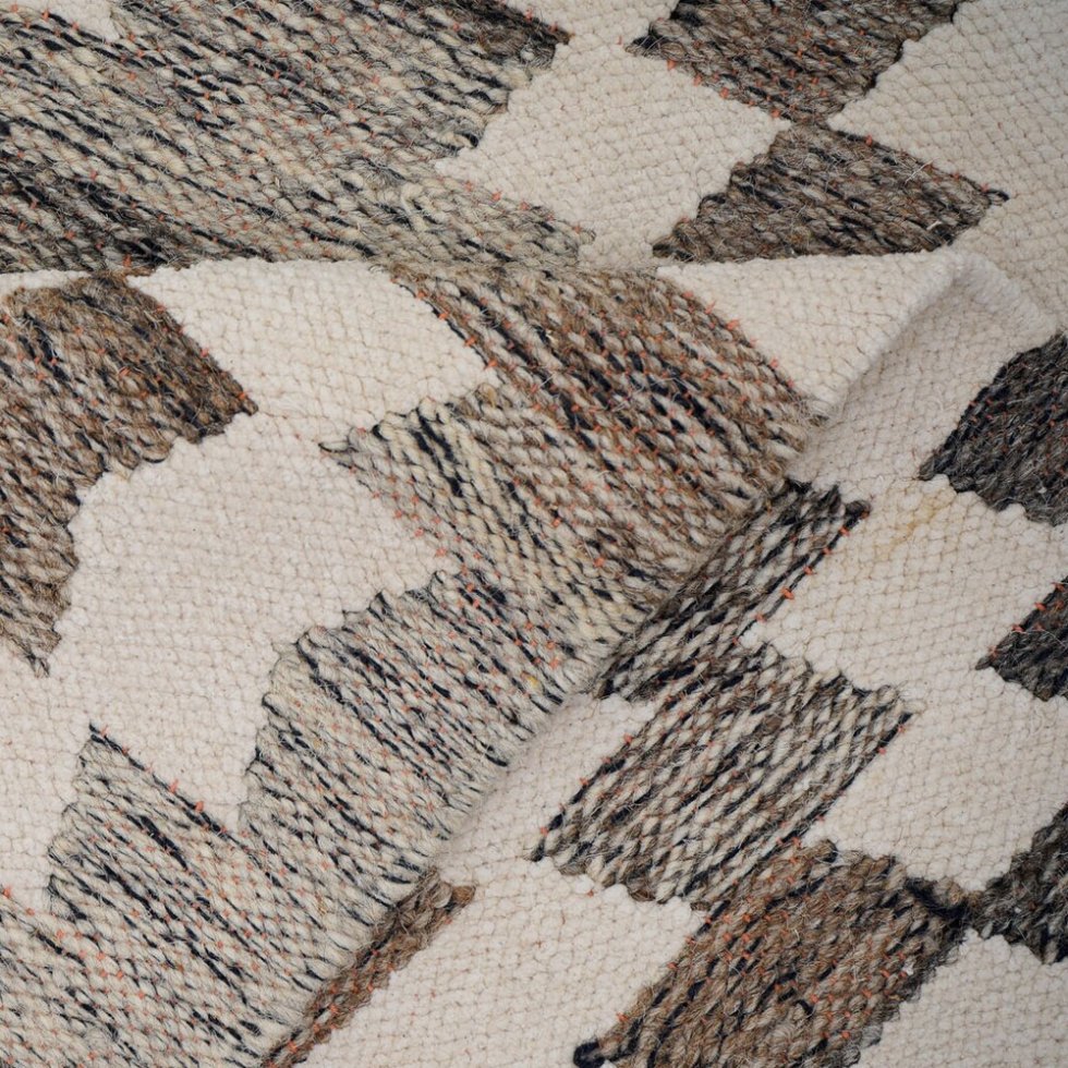 Neutralny szary dywan kilim