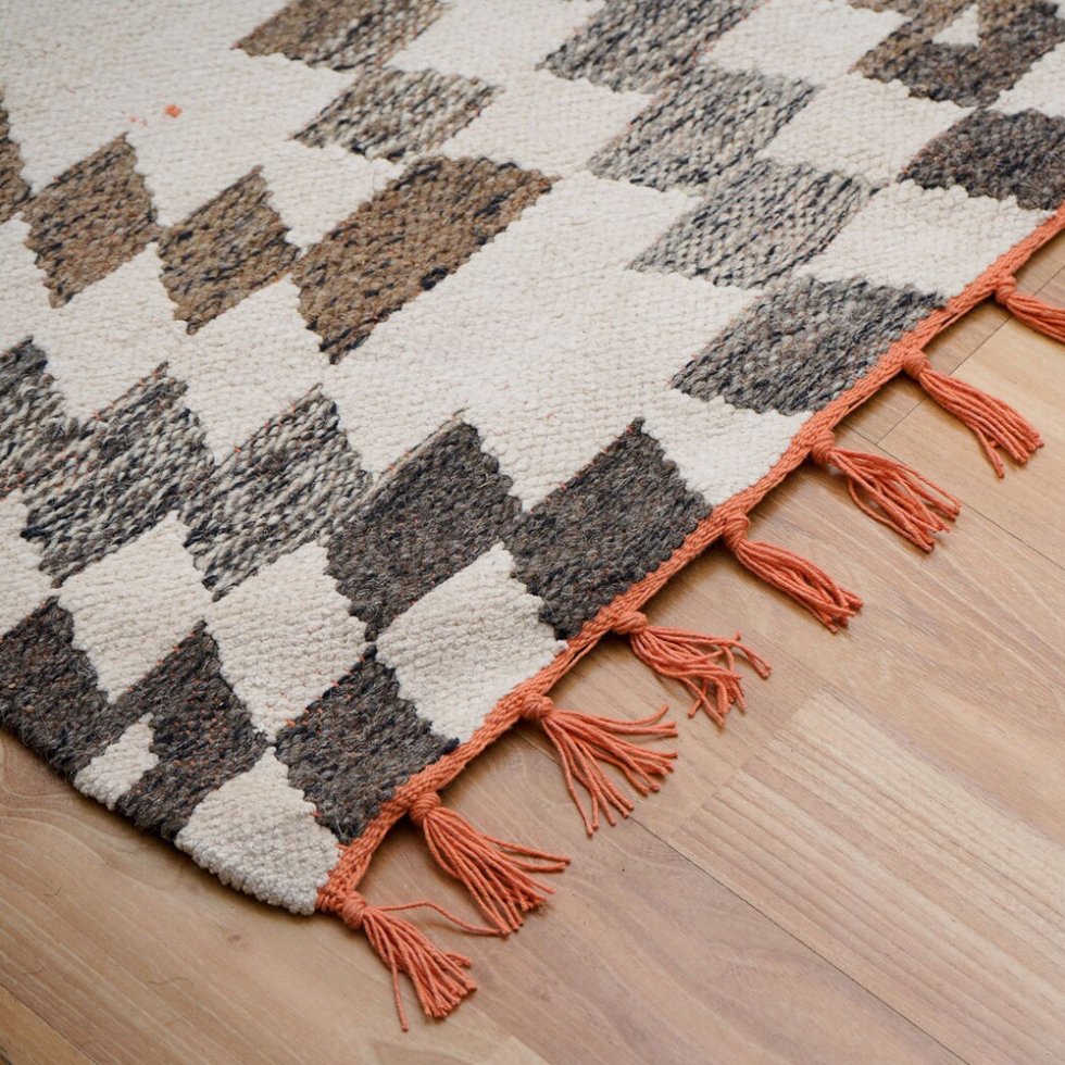 Neutralny szary dywan kilim