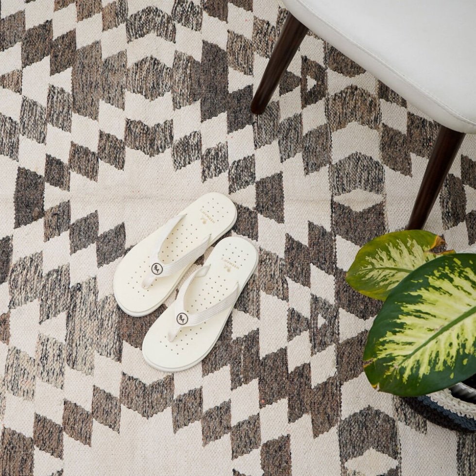 Neutralny szary dywan kilim