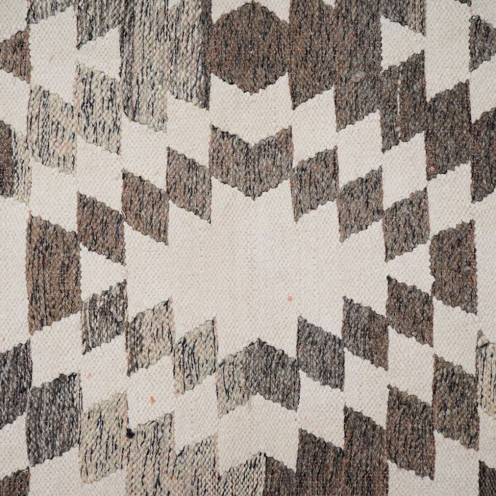 Neutralny szary dywan kilim